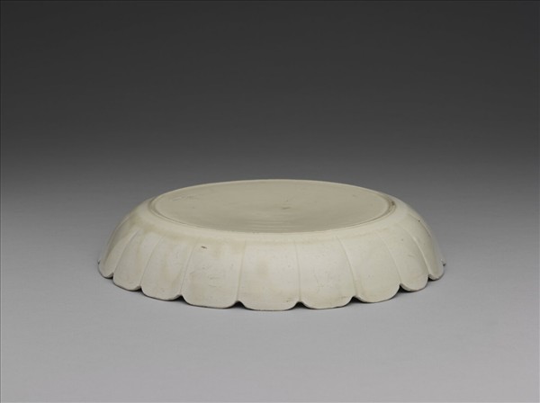 定窯 劃花蕉石草蟲花式盤