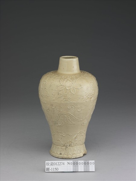 白瓷印花蓮花紋梅瓶