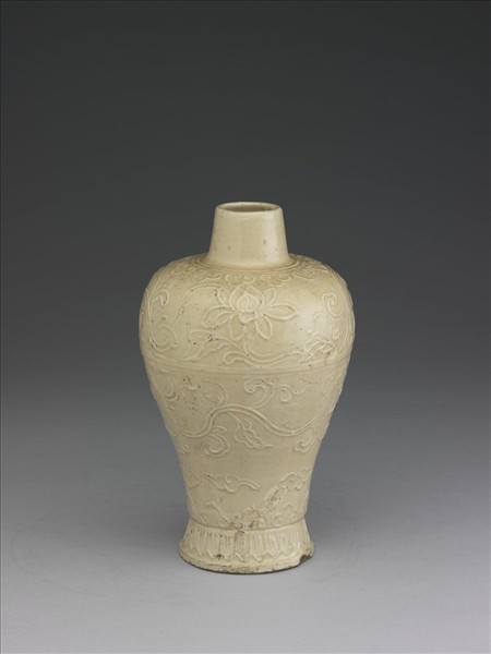 白瓷印花蓮花紋梅瓶