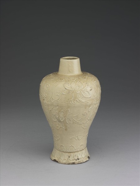 白瓷印花蓮花紋梅瓶