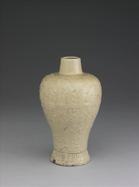 白瓷印花蓮花紋梅瓶