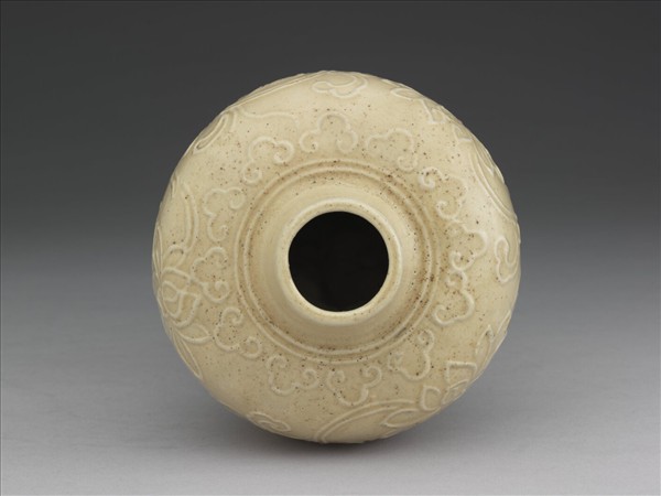 白瓷印花蓮花紋梅瓶