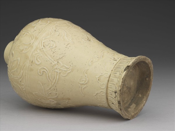 白瓷印花蓮花紋梅瓶