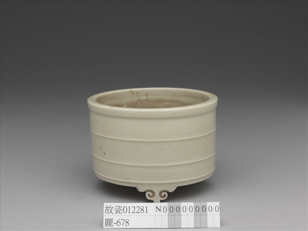 德化窯 白瓷夔紋三足爐