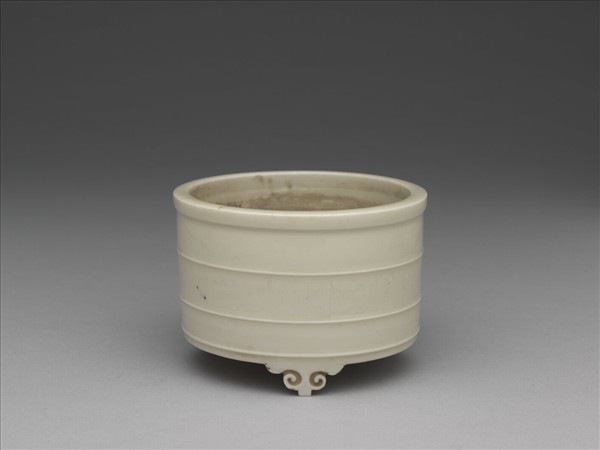 德化窯 白瓷夔紋三足爐