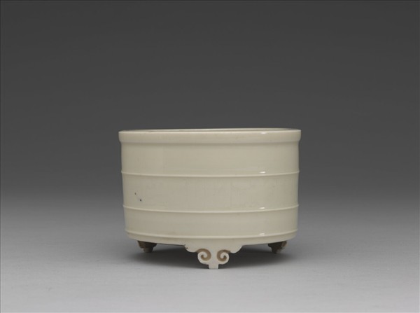 德化窯 白瓷夔紋三足爐