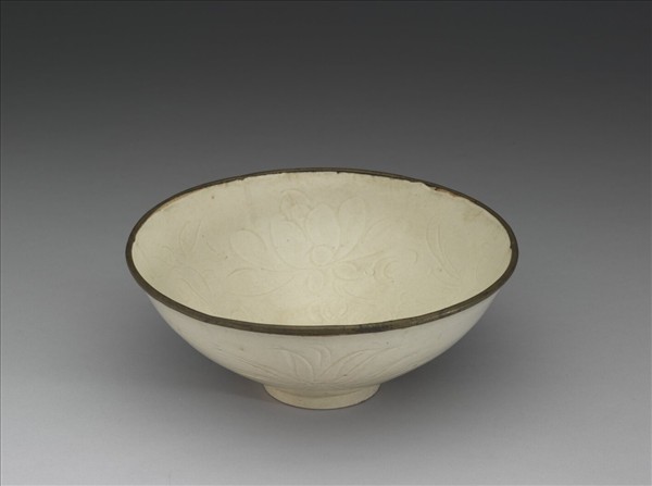 定窯 白瓷劃花蓮花紋葵瓣口碗