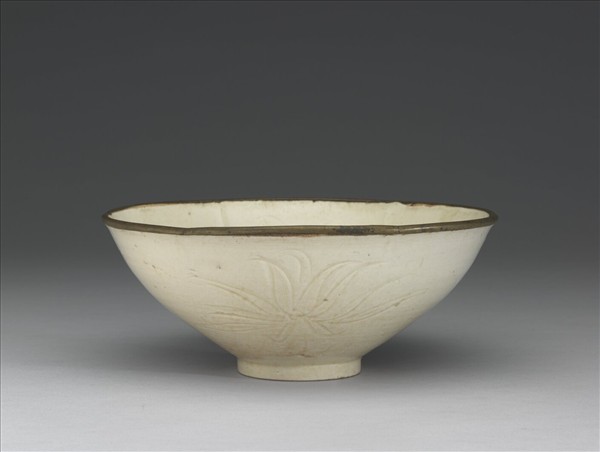 定窯 白瓷劃花蓮花紋葵瓣口碗