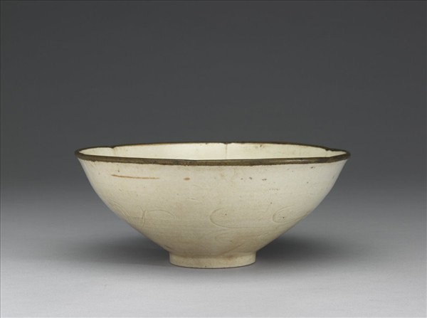 定窯 白瓷劃花蓮花紋葵瓣口碗