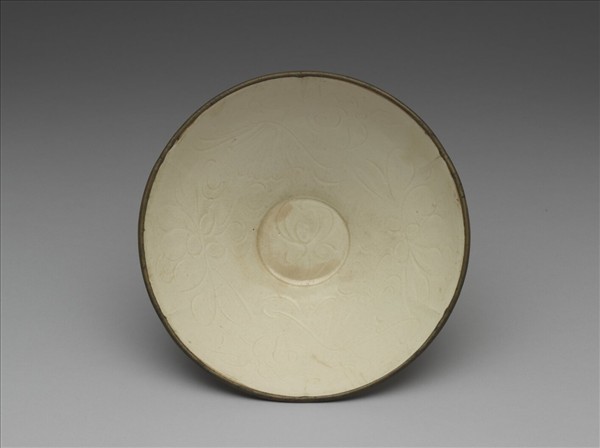 定窯 白瓷劃花蓮花紋葵瓣口碗