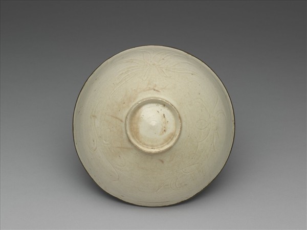 定窯 白瓷劃花蓮花紋葵瓣口碗