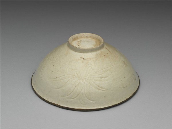 定窯 白瓷劃花蓮花紋葵瓣口碗