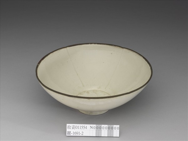 定窯 劃花蓮花紋葵口碗