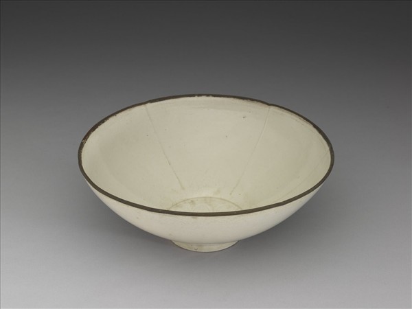 定窯 劃花蓮花紋葵口碗