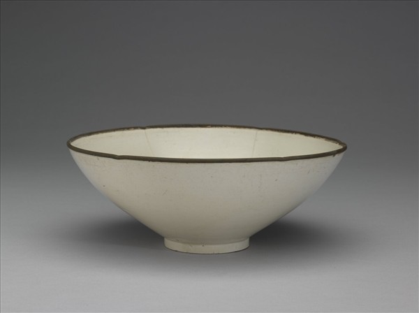 定窯 劃花蓮花紋葵口碗