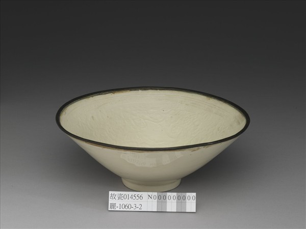 定窯 白瓷印花蓮塘魚紋碗