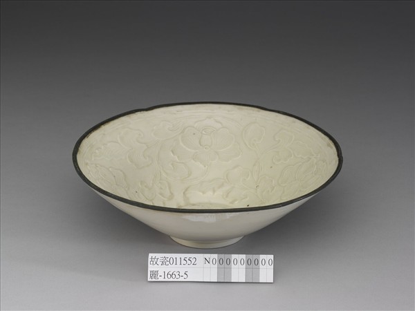 定窯 白瓷印花芙蓉紋花口碗