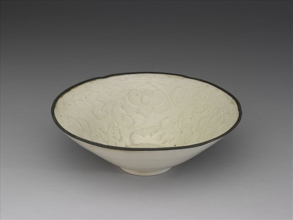 定窯 白瓷印花芙蓉紋花口碗