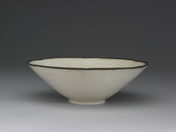 定窯 白瓷印花芙蓉紋花口碗