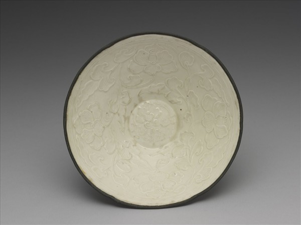 定窯 白瓷印花芙蓉紋花口碗