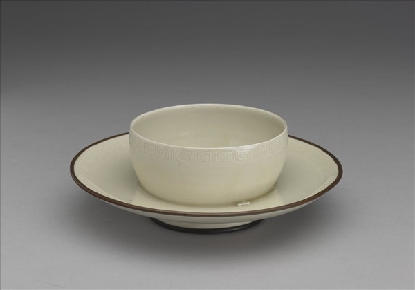 定窯 白瓷劃花回紋盞托