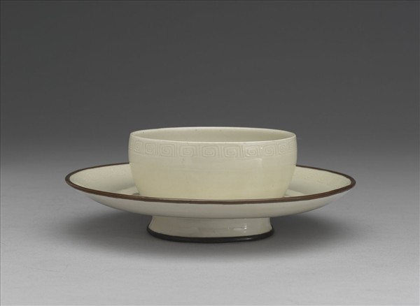 定窯 白瓷劃花回紋盞托