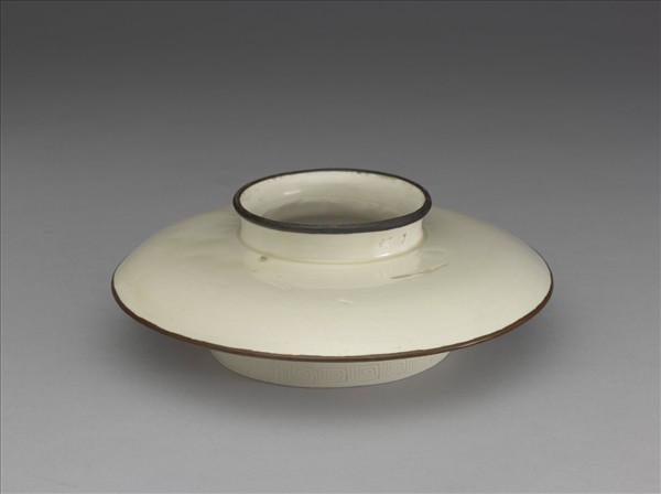 定窯 白瓷劃花回紋盞托