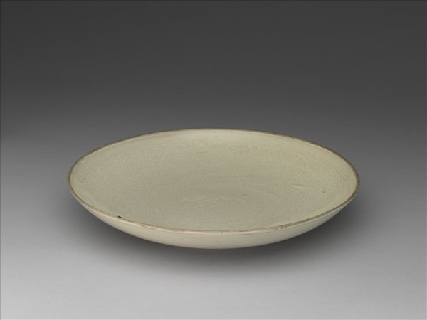 白瓷印花蓮塘鴛鴦紋盤