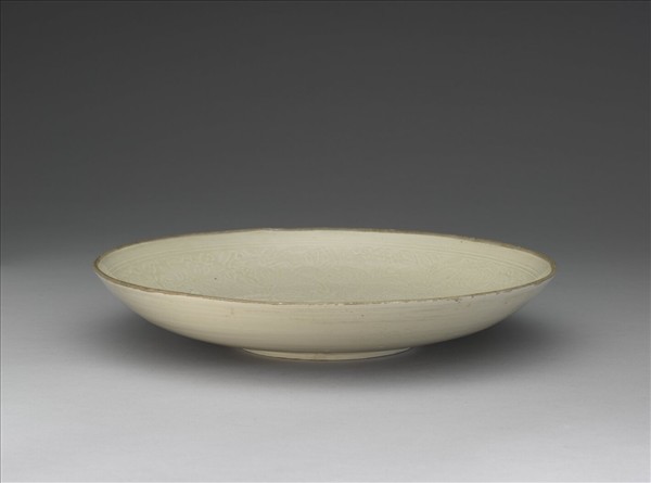 白瓷印花蓮塘鴛鴦紋盤