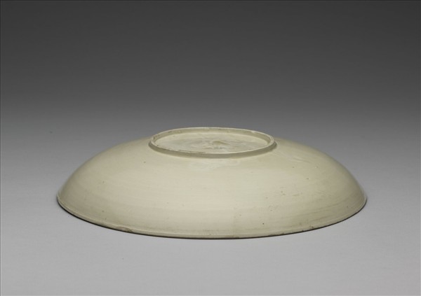 白瓷印花蓮塘鴛鴦紋盤