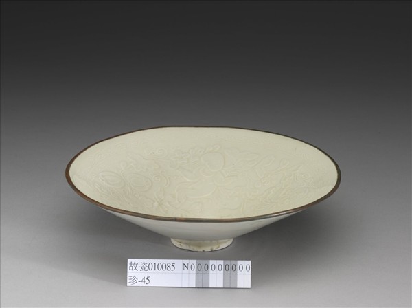 定窯 白瓷印花嬰戲瓜藤圖碗