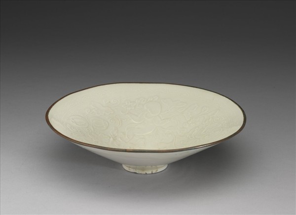 定窯 白瓷印花嬰戲瓜藤圖碗