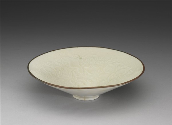 定窯 白瓷印花嬰戲瓜藤圖碗