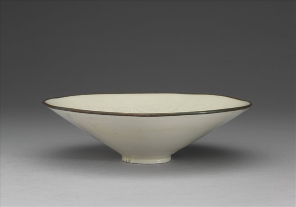 定窯 白瓷印花嬰戲瓜藤圖碗