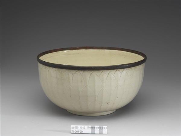 定窯 白瓷劃花蓮花紋碗