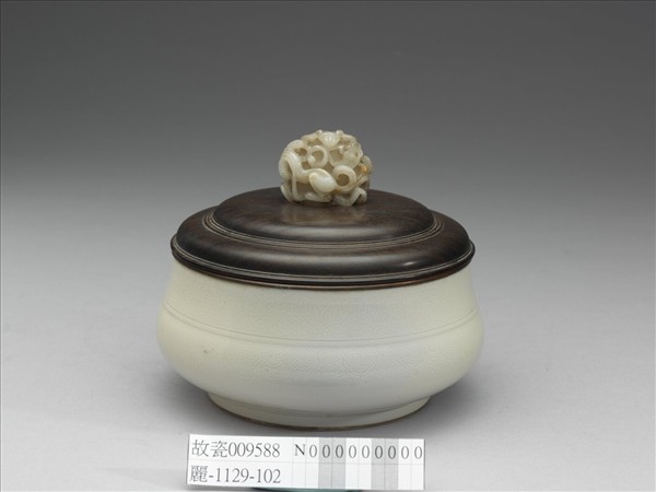 白瓷番蓮紋簋式爐