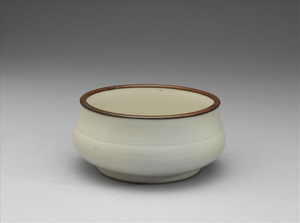 白瓷番蓮紋簋式爐