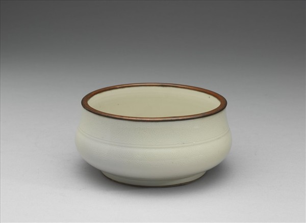 白瓷番蓮紋簋式爐