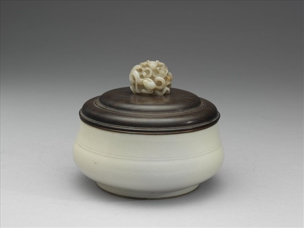 白瓷番蓮紋簋式爐