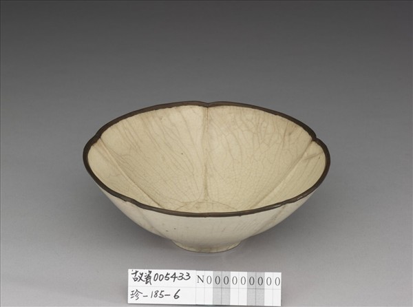 定窯 白釉梅花式碗