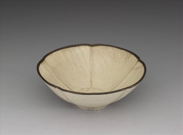 定窯 白釉梅花式碗