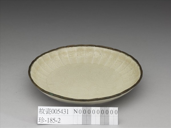 定窯 白瓷印花蓮塘鴛鴦菊瓣式碟