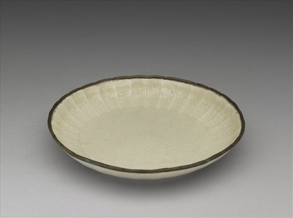 定窯 白瓷印花蓮塘鴛鴦菊瓣式碟