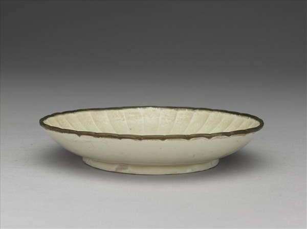 定窯 白瓷印花蓮塘鴛鴦菊瓣式碟