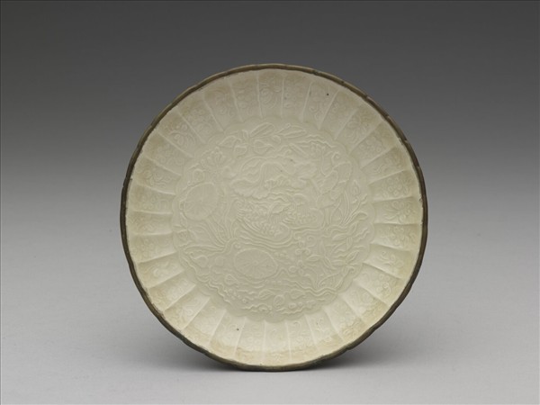 定窯 白瓷印花蓮塘鴛鴦菊瓣式碟