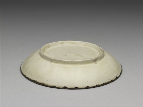 定窯 白瓷印花蓮塘鴛鴦菊瓣式碟