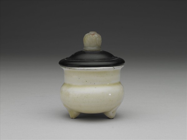 白瓷三足蓋爐