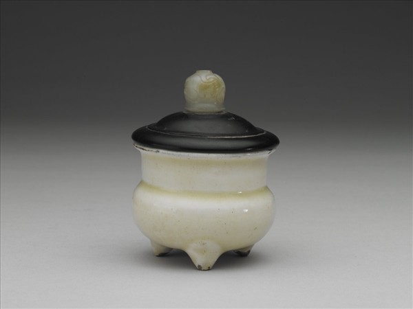 白瓷三足蓋爐
