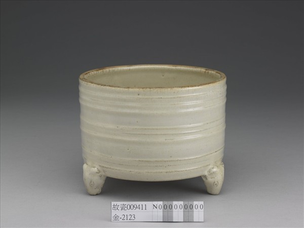 廣窯 白瓷弦紋三足爐