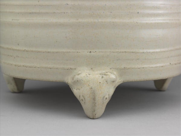 廣窯 白瓷弦紋三足爐